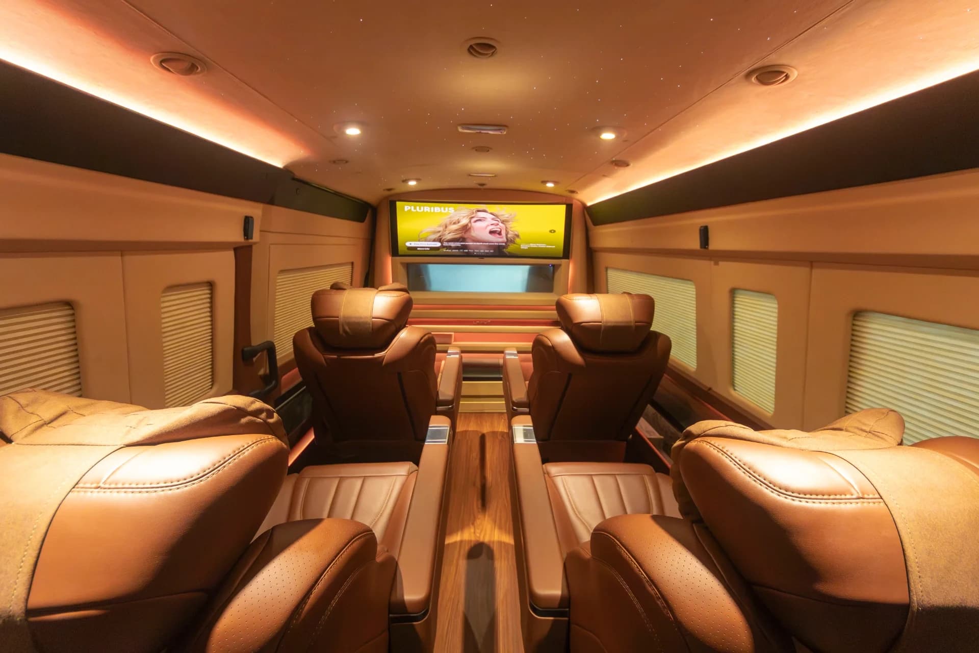 Interior Hiace Premio Luxury Van Mewah dengan Kursi Captain Seat